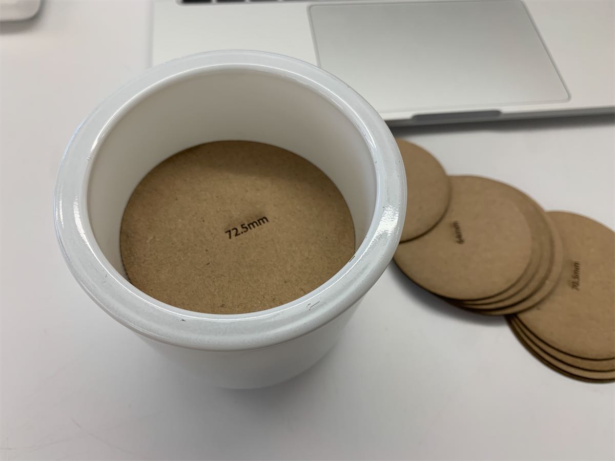 different size of paper circle with the one with 72.5mm diameter inside.